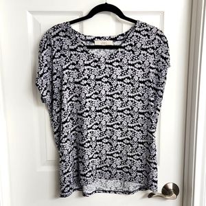 LOFT B&W floral top Size: M